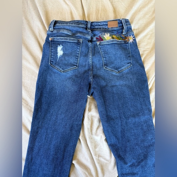 Judy Blue Jeans 9/29 Boyfriend Fit Embrodiered Floral Distressed High Rise Denim - Picture 6 of 7